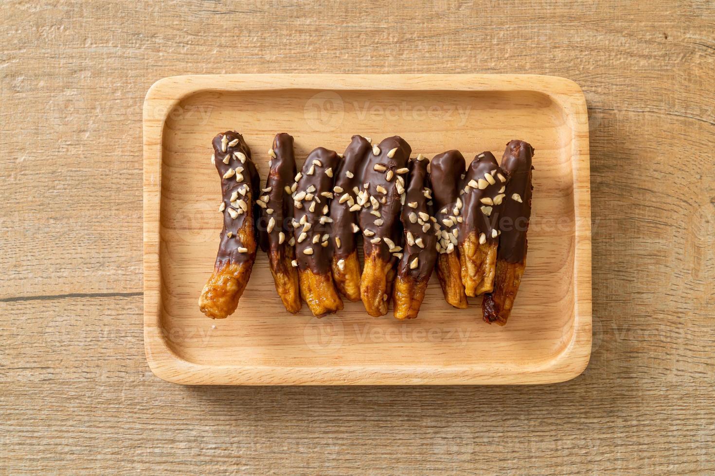 enrobage de chocolat aux bananes séchées au soleil ou chocolat trempé à la banane photo