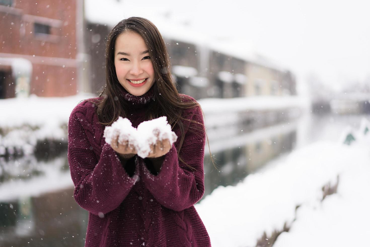 belle jeune femme asiatique souriante et heureuse du voyage à otaru canal hokkaido japon photo