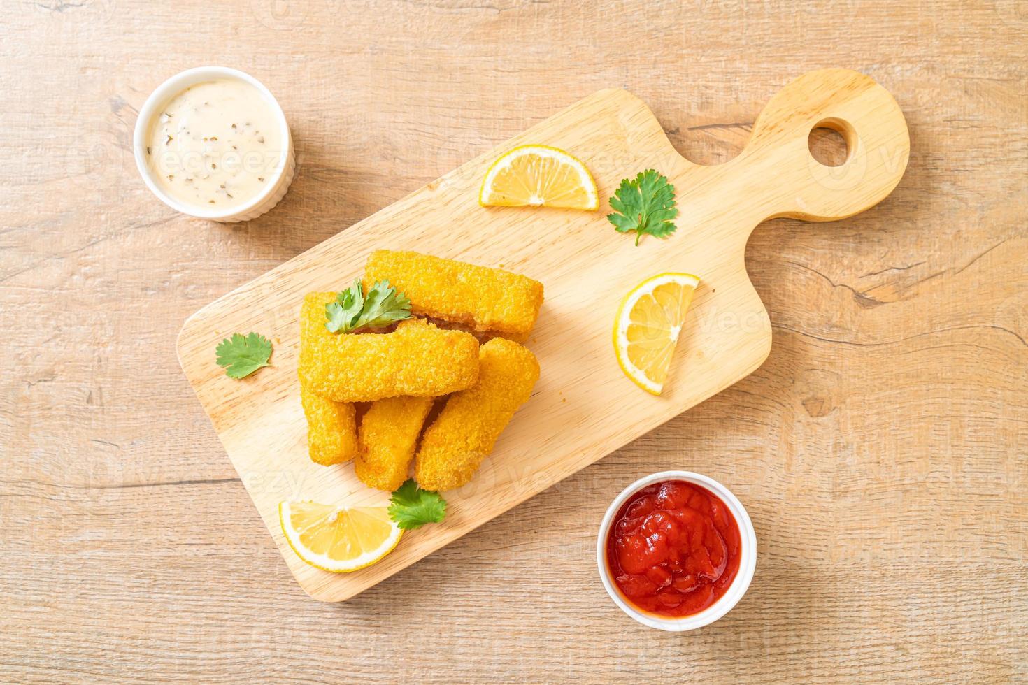 bâtonnets de poisson frit ou frites poisson avec sauce photo