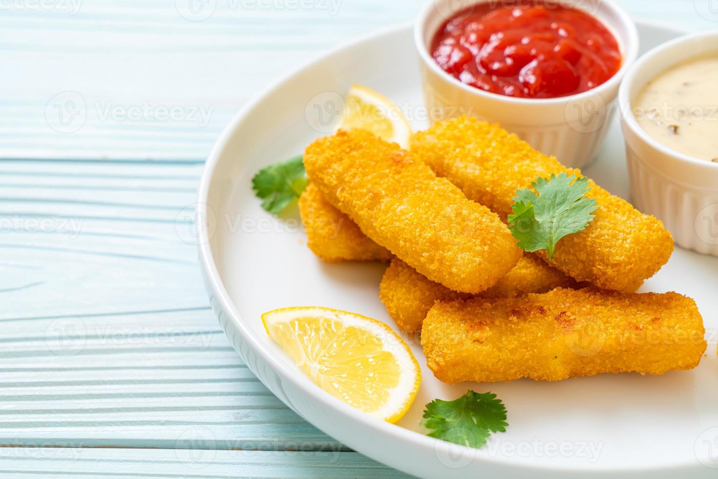 bâtonnets de poisson frit ou frites poisson avec sauce photo