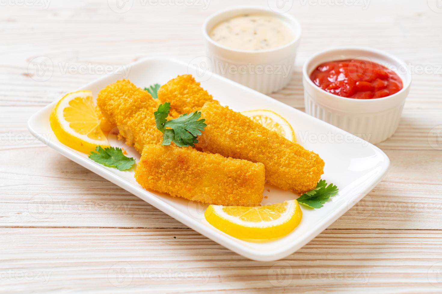 bâtonnets de poisson frit ou frites poisson avec sauce photo