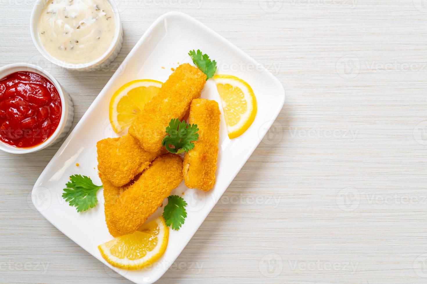 bâtonnets de poisson frit ou frites poisson avec sauce photo