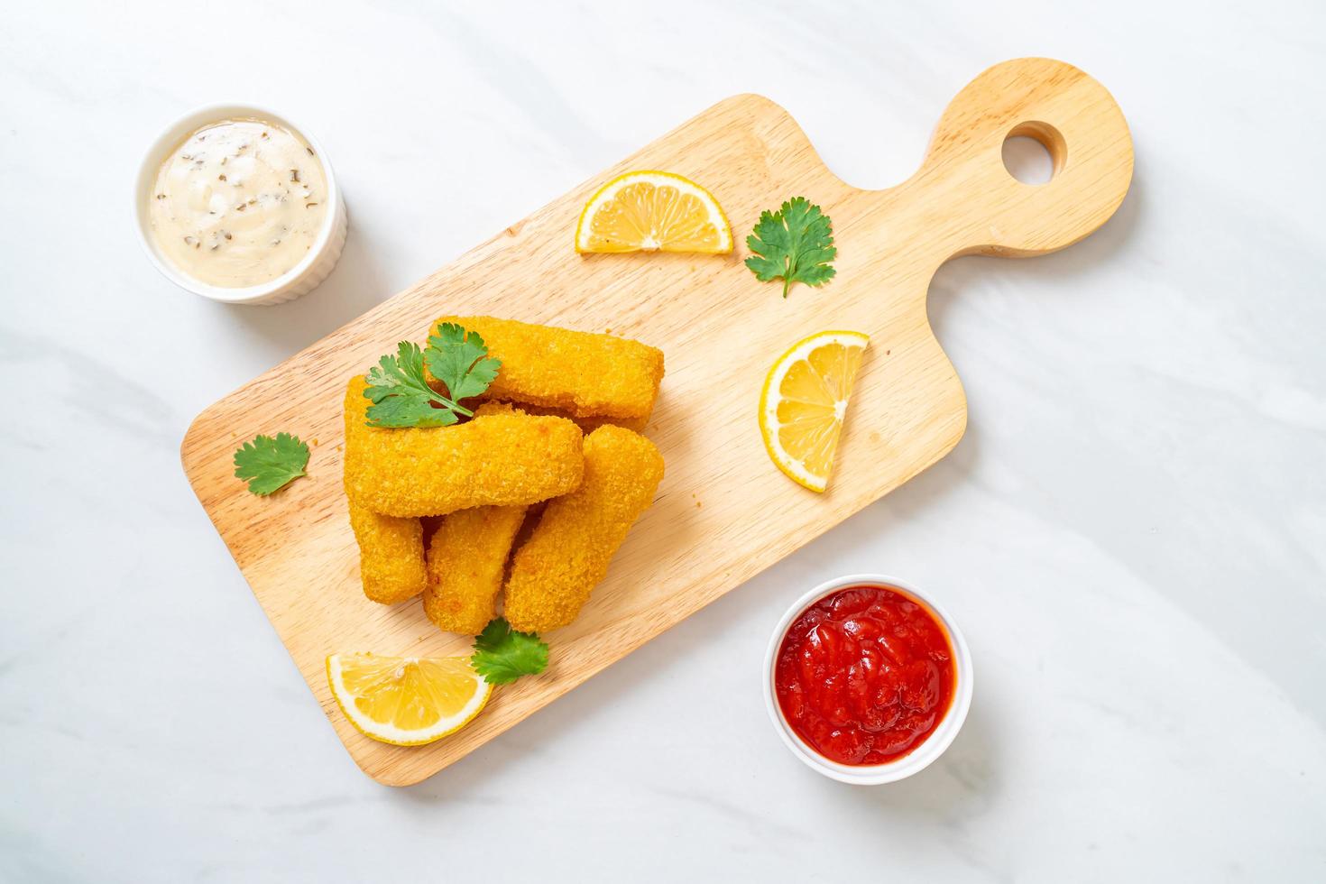 bâtonnets de poisson frit ou frites poisson avec sauce photo