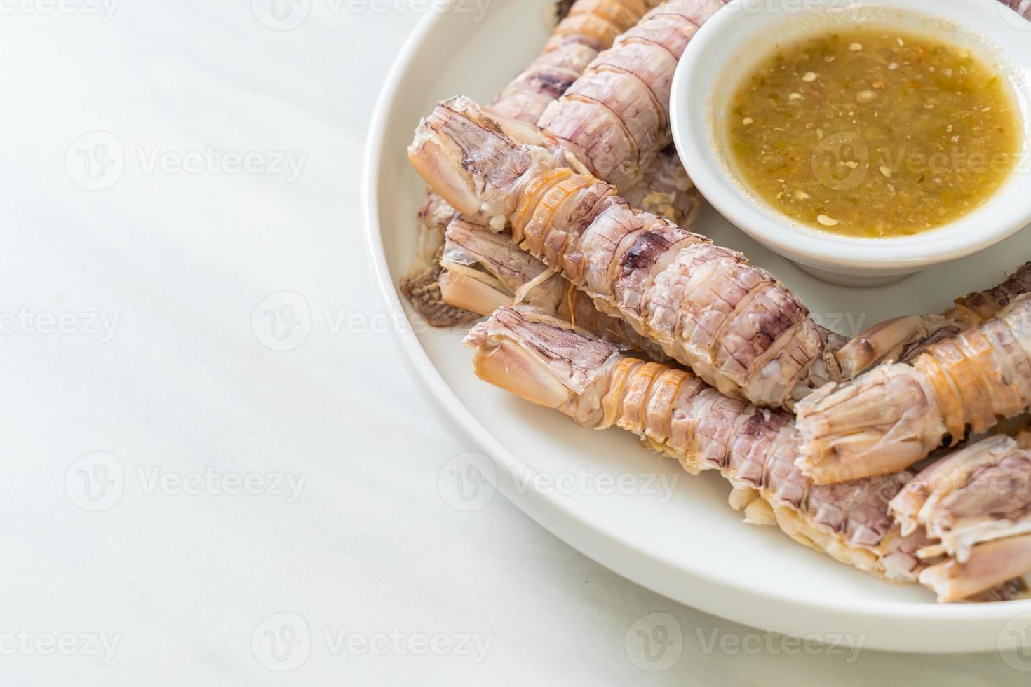 écrevisses cuites à la vapeur ou crevettes mantis ou stomatopodes avec sauce épicée aux fruits de mer photo