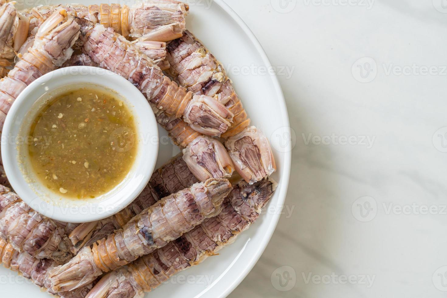 écrevisses cuites à la vapeur ou crevettes mantis ou stomatopodes avec sauce épicée aux fruits de mer photo