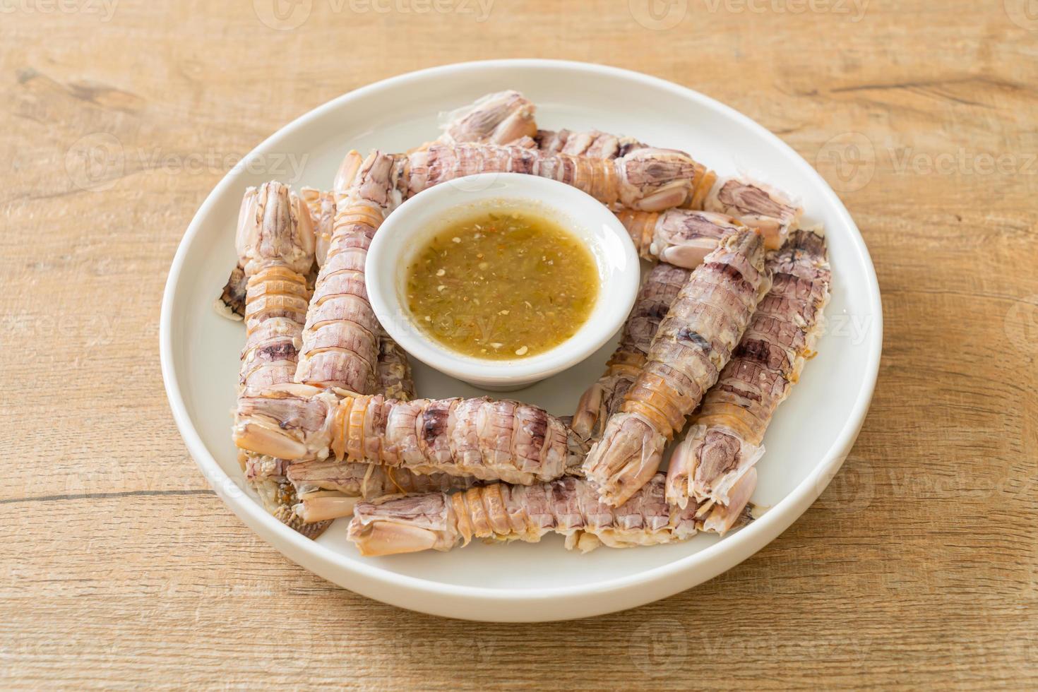 écrevisses cuites à la vapeur ou crevettes mantis ou stomatopodes avec sauce épicée aux fruits de mer photo