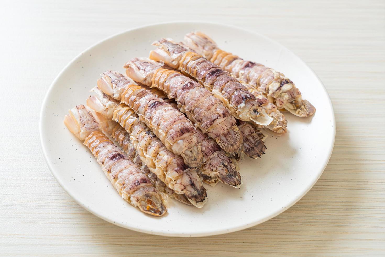 écrevisses cuites à la vapeur ou crevettes mantis ou stomatopodes avec sauce épicée aux fruits de mer photo