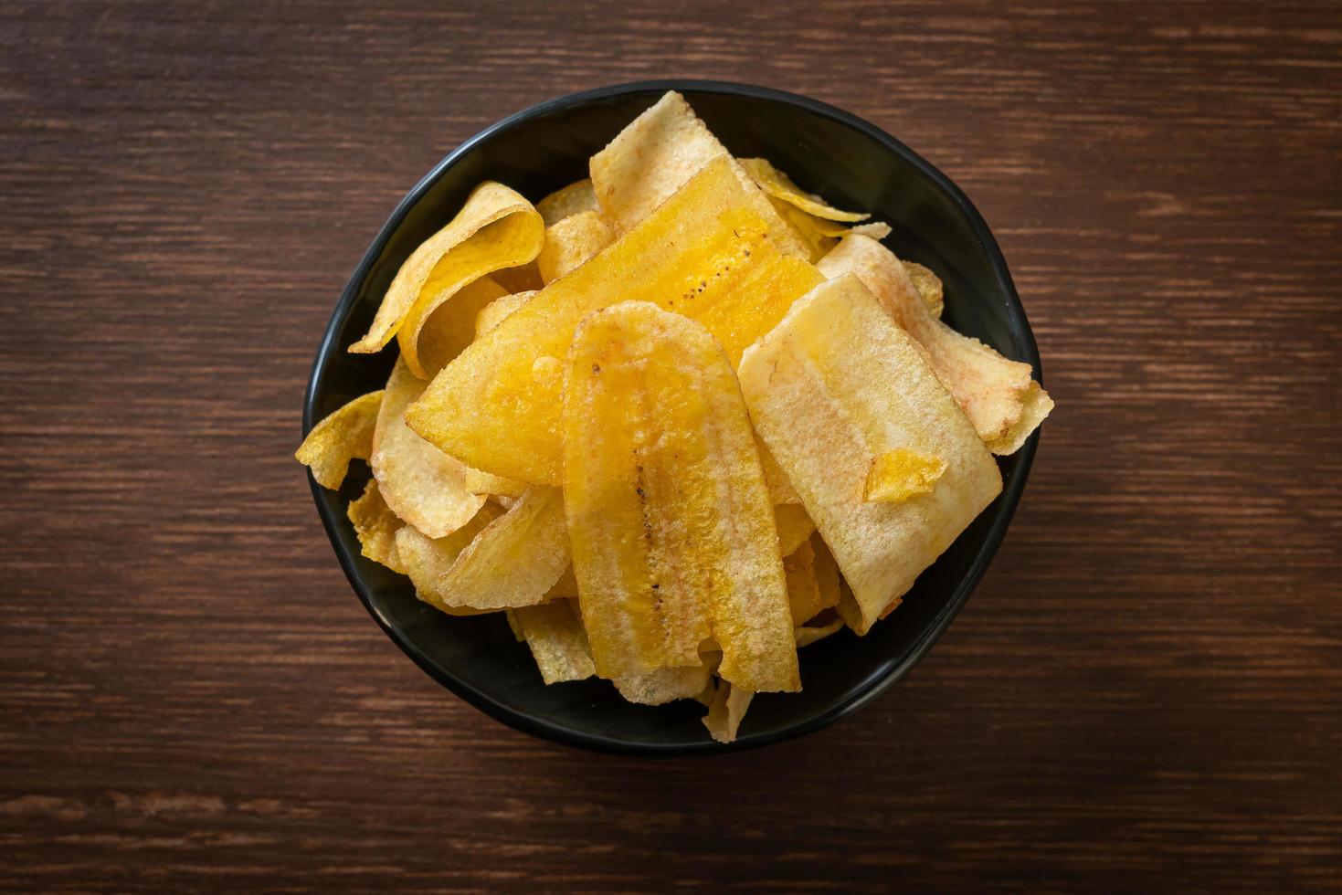 chips de banane bananes frites ou cuites au four photo