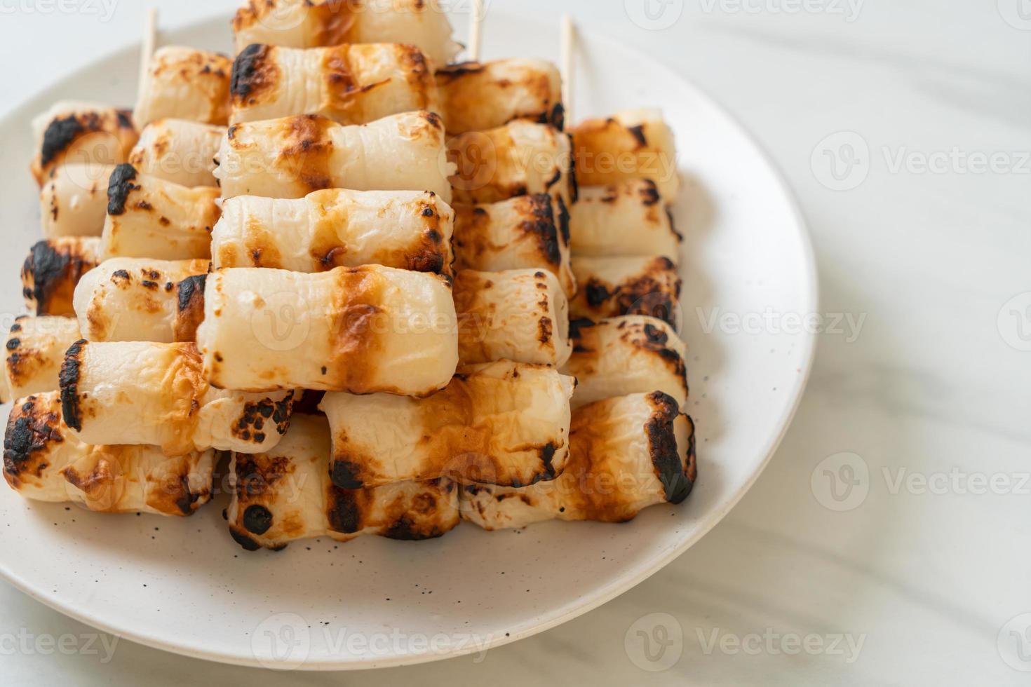 Gâteau de pâte de poisson en forme de tube grillé ou brochette de calmar en tube sur plaque photo