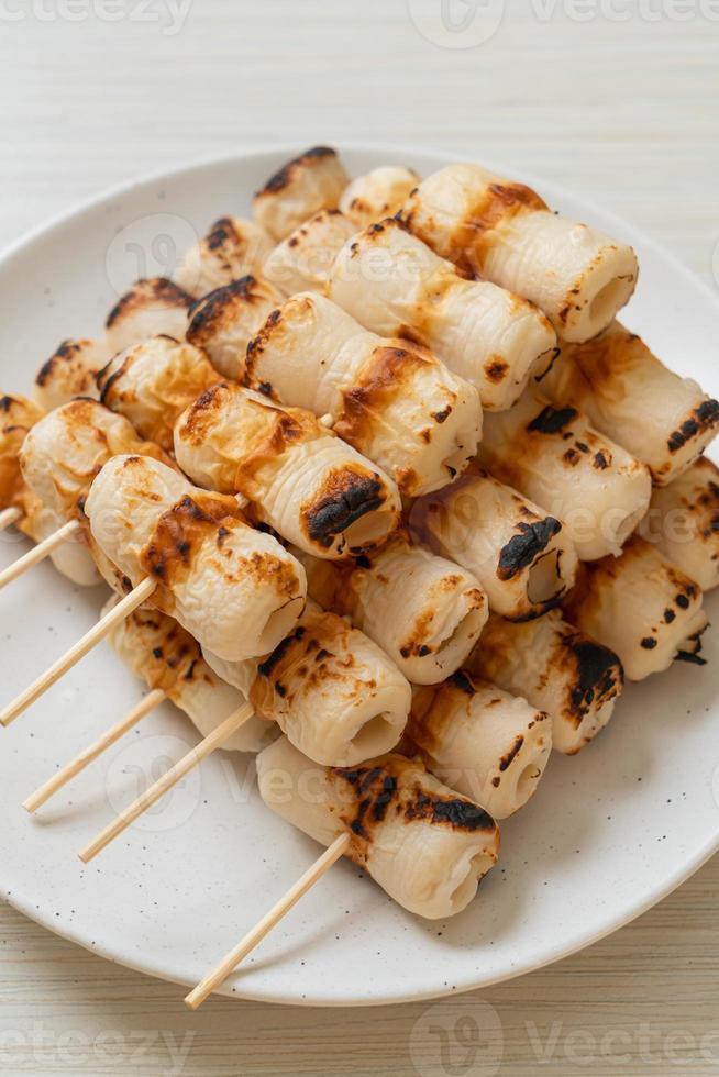 Gâteau de pâte de poisson en forme de tube grillé ou brochette de calmar en tube sur plaque photo