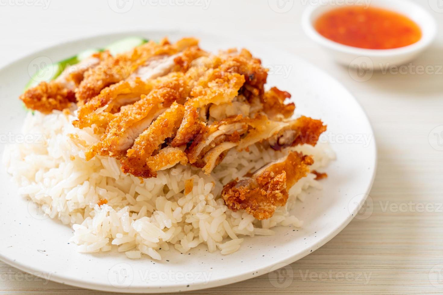 riz au poulet hainanais avec poulet frit photo