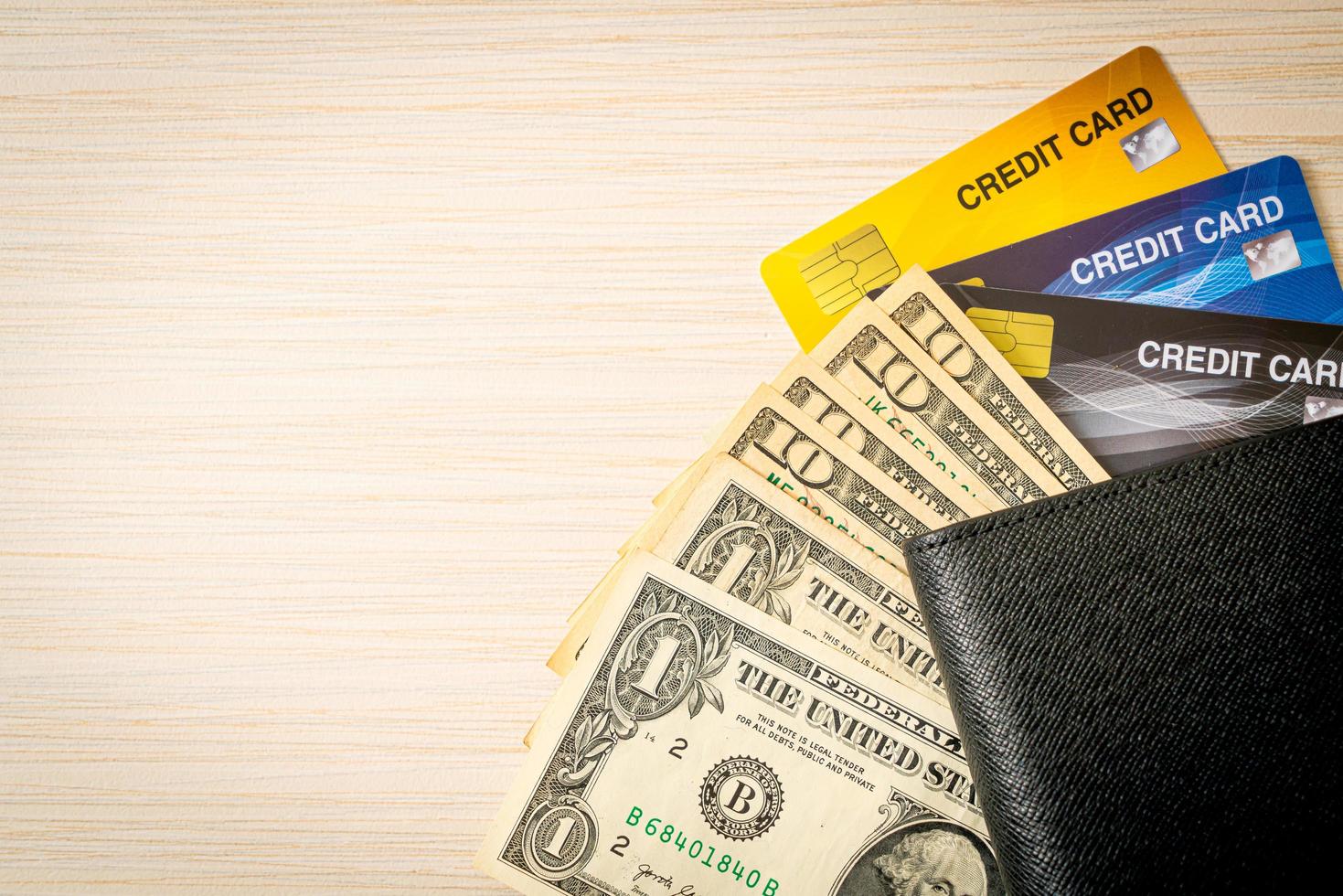 portefeuille avec argent et carte de crédit - concept d'économie et de finance photo