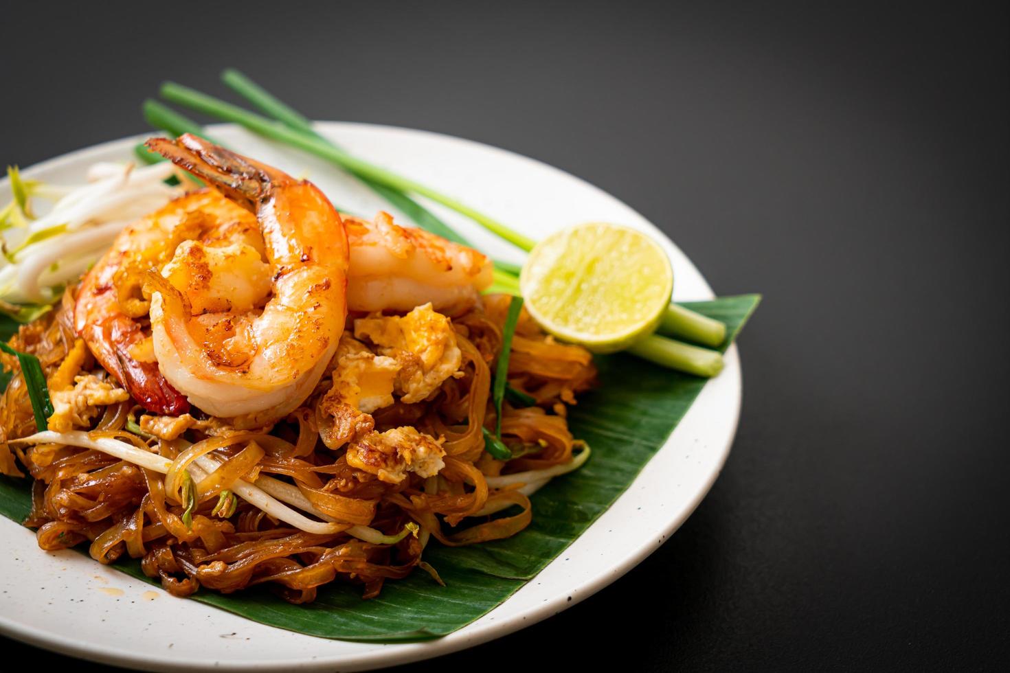 pad thai - nouilles de riz sautées aux crevettes - style thaï photo