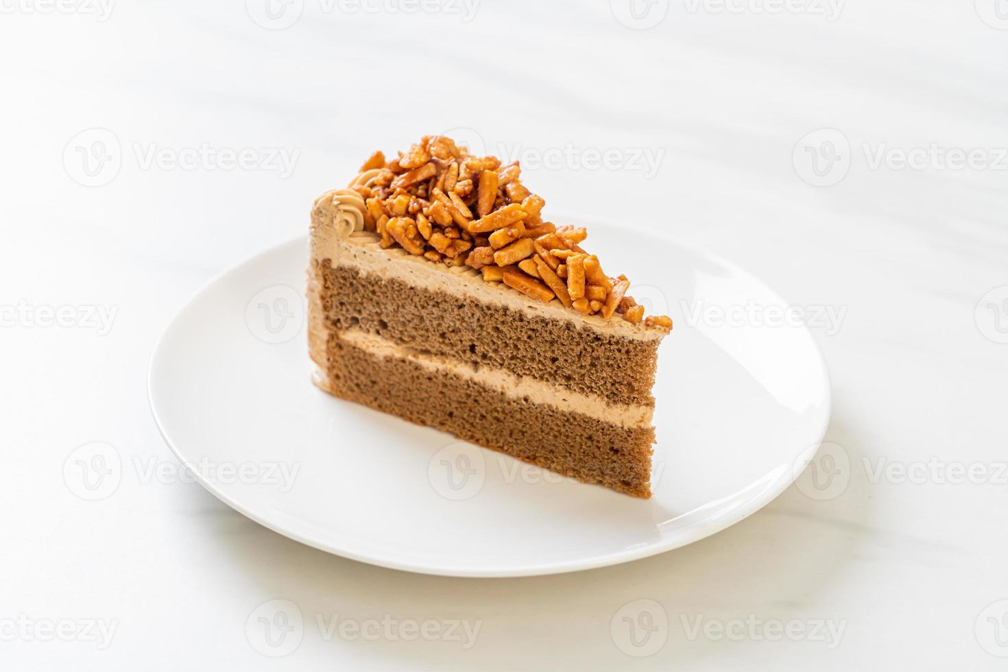 Gâteau aux amandes au café fait maison sur plaque blanche photo