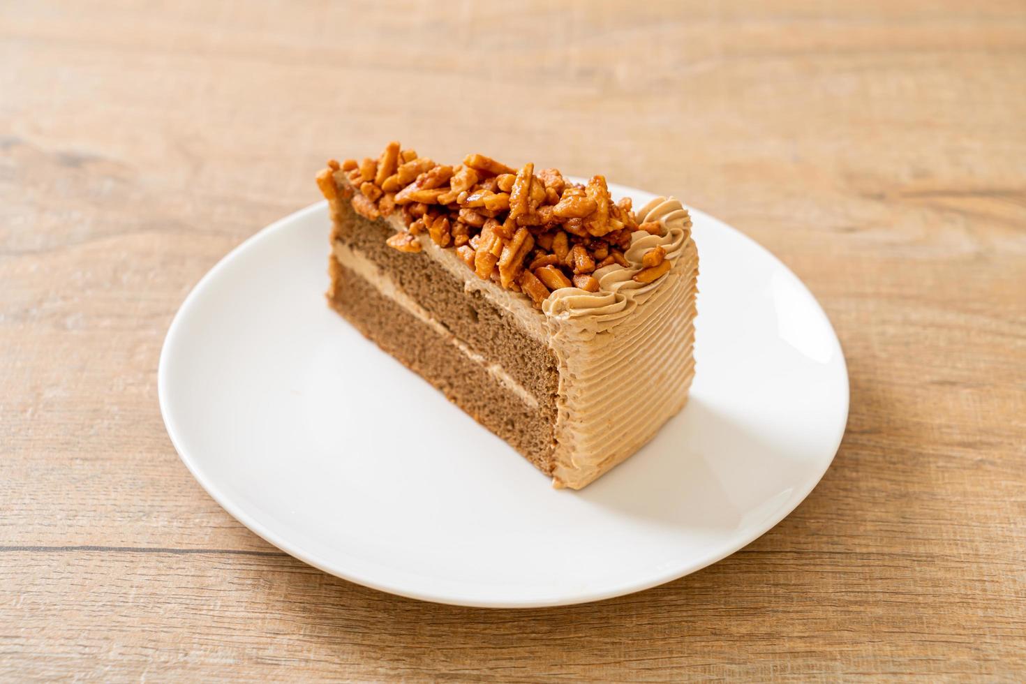 Gâteau aux amandes au café fait maison sur plaque blanche photo