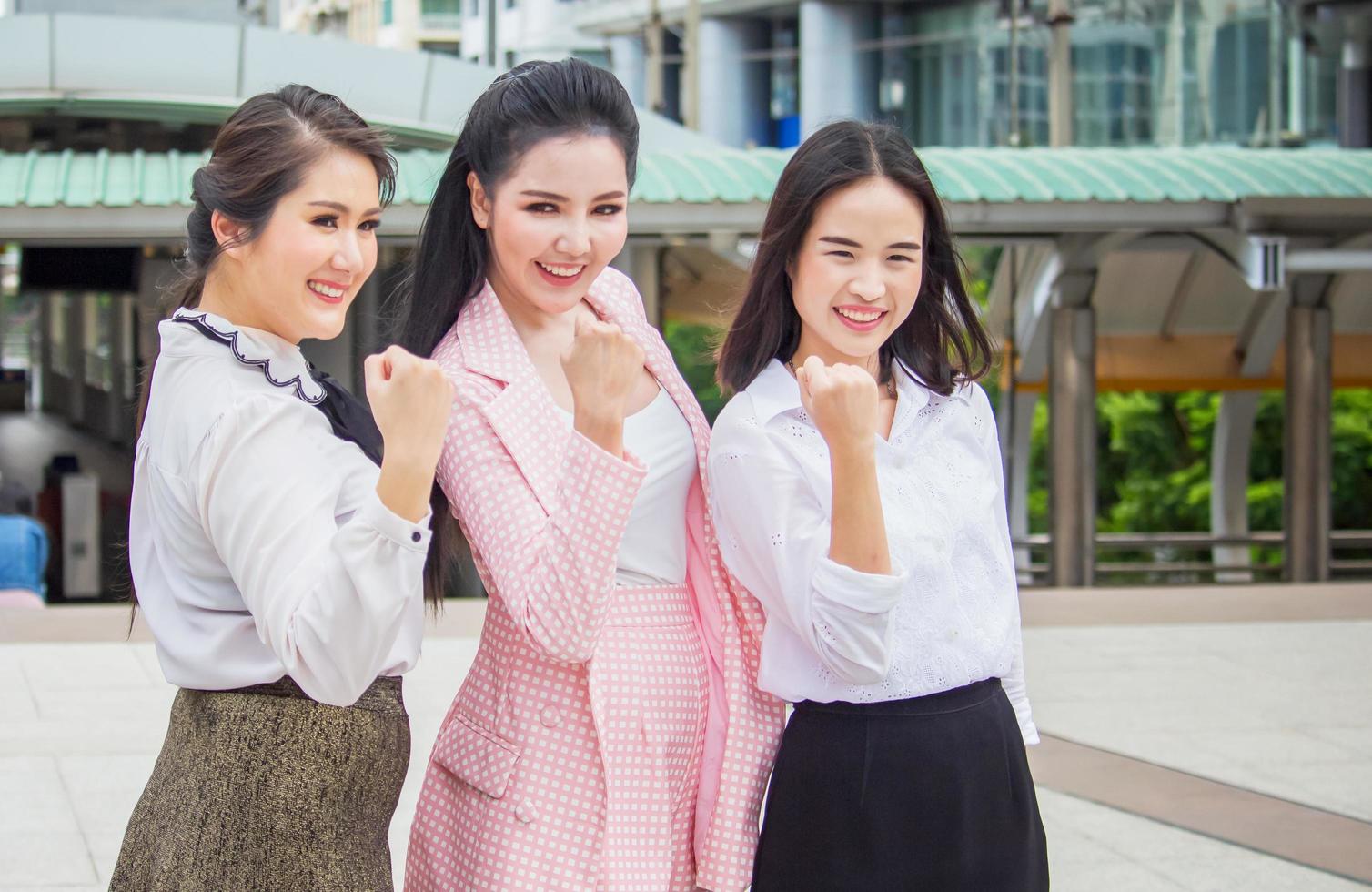 belles femmes d'affaires avec une grande confiance en la ville photo