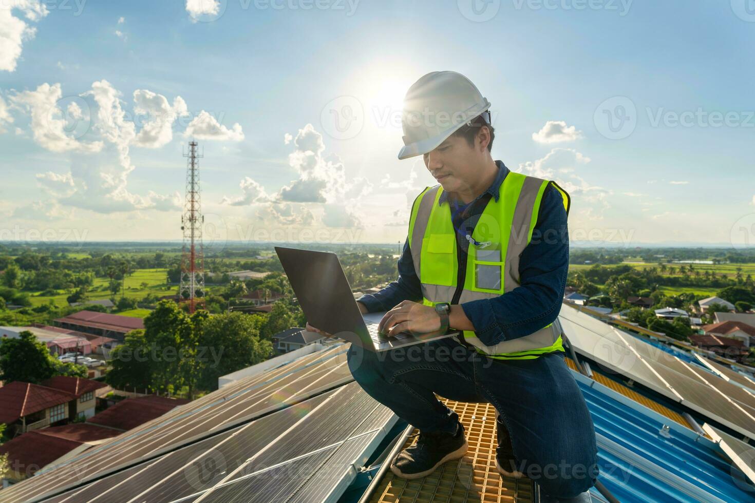 un ingénierie travail sur vérification et entretien dans solaire Puissance plante sur le toit, solaire Puissance plante à innovation de vert énergie pour vie. photo