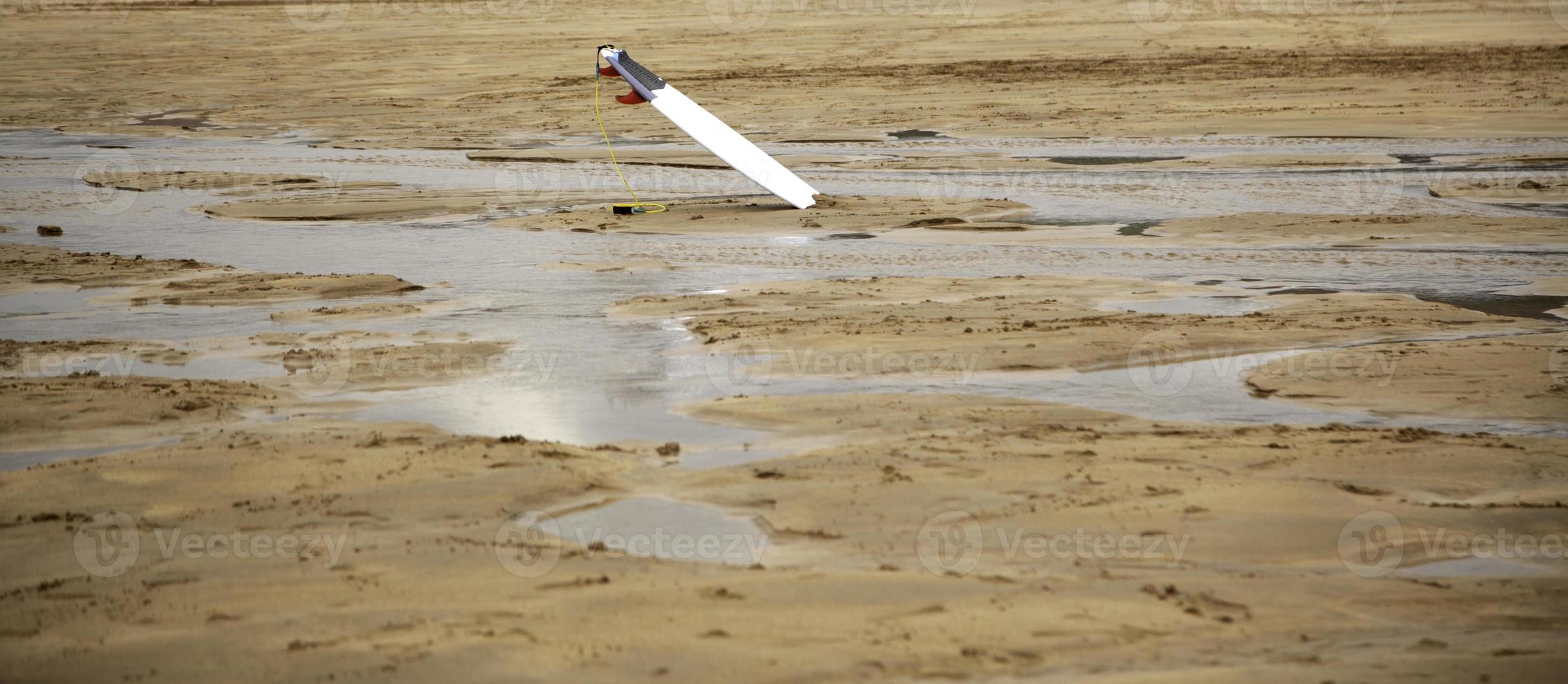 planche de surf sur la plage photo