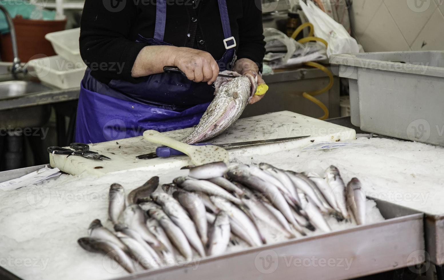 nettoyer le poisson dans un marché photo