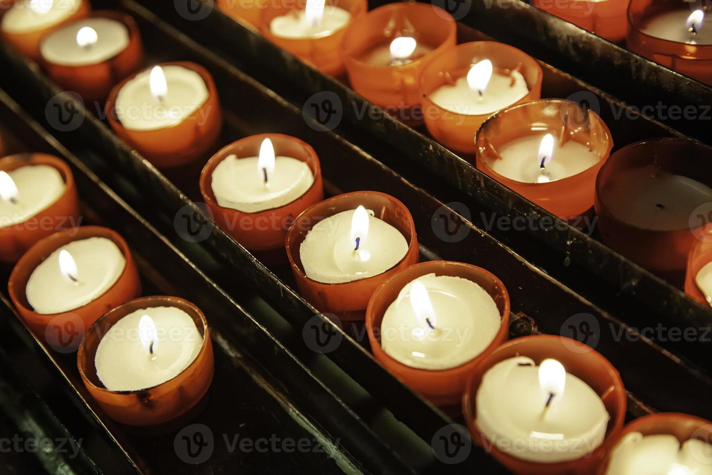 bougies d'église allumées photo