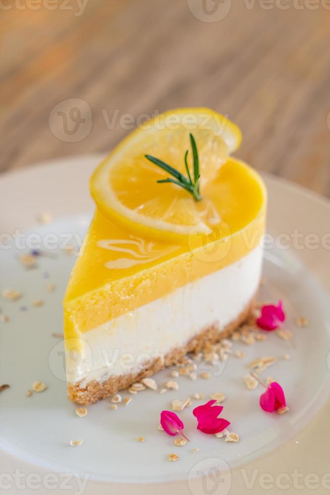 Gâteau au fromage au citron sur une assiette dans un café et un restaurant photo