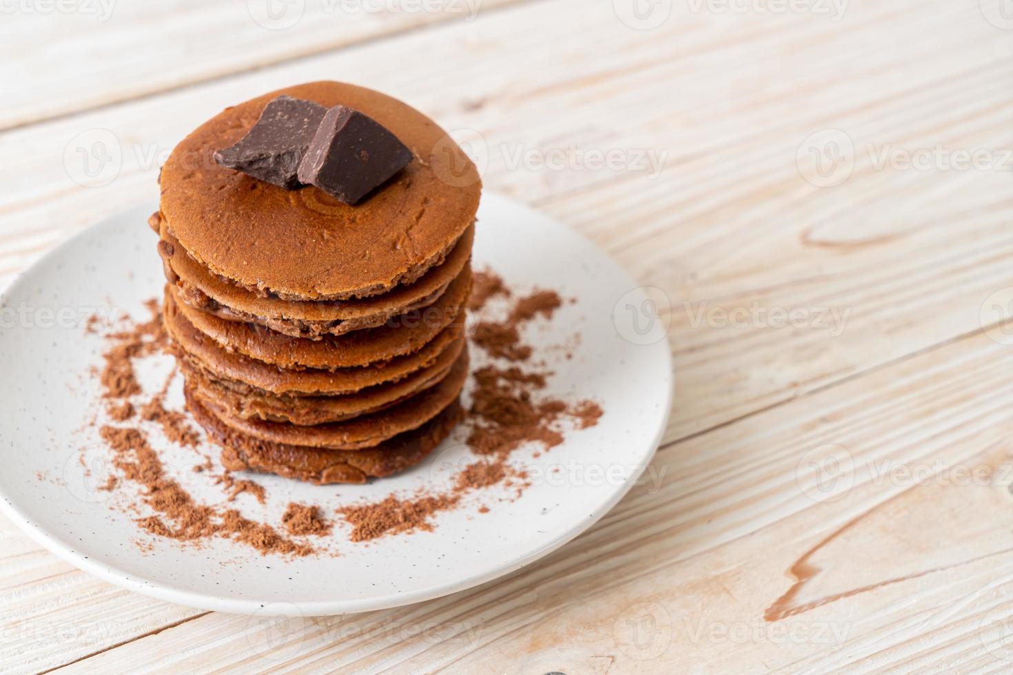 pile de crêpes au chocolat avec de la poudre de chocolat photo