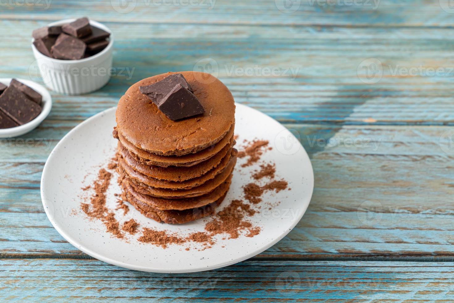 pile de crêpes au chocolat avec de la poudre de chocolat photo