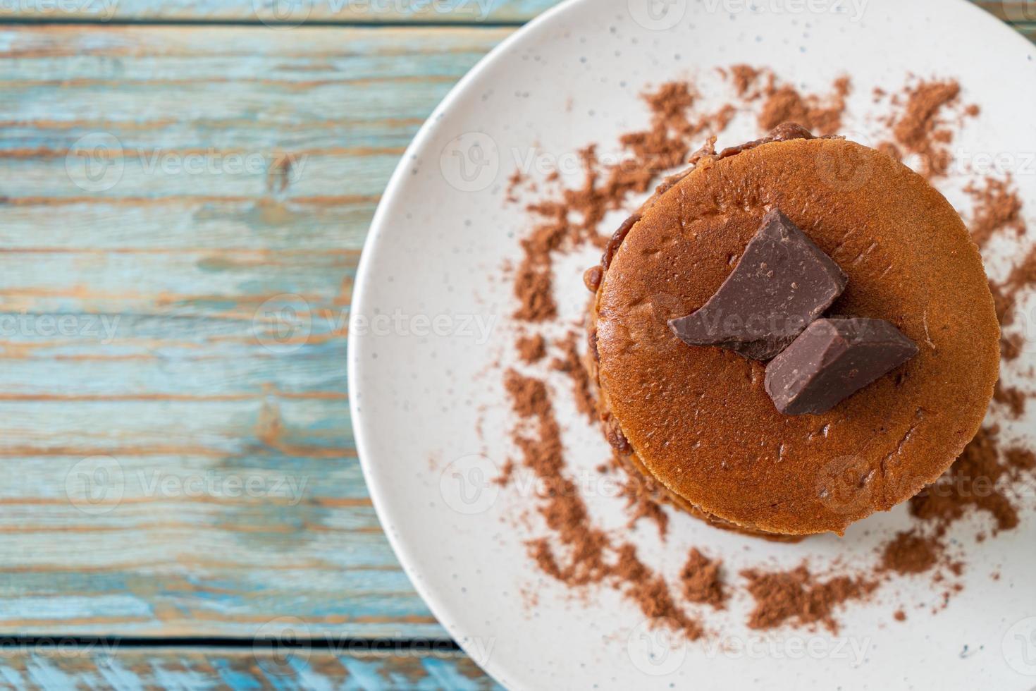 pile de crêpes au chocolat avec de la poudre de chocolat photo