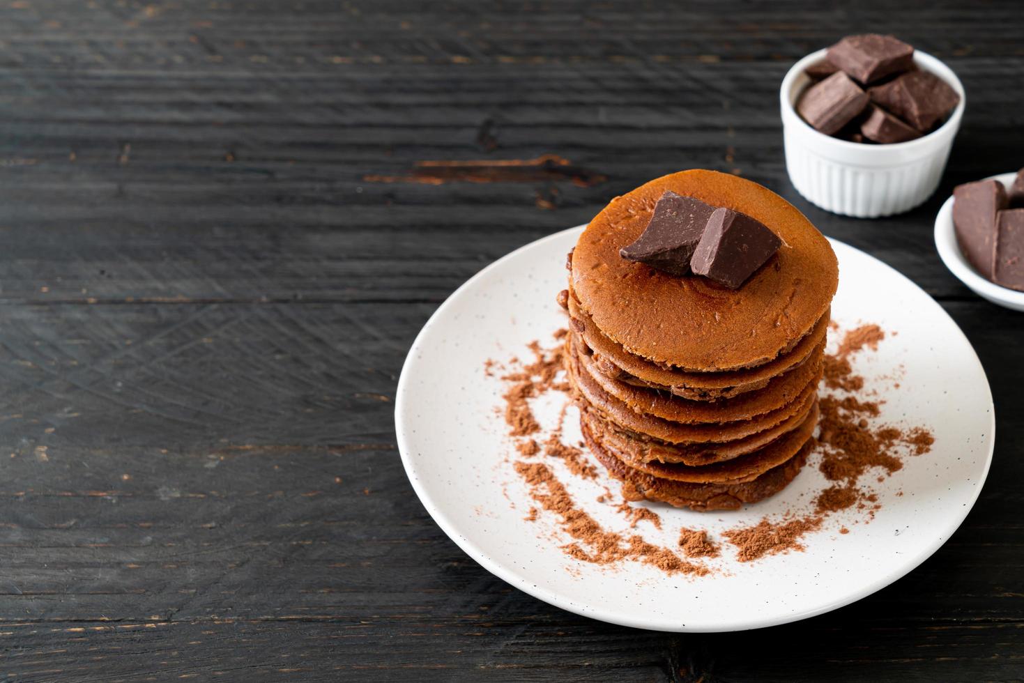 pile de crêpes au chocolat avec de la poudre de chocolat photo