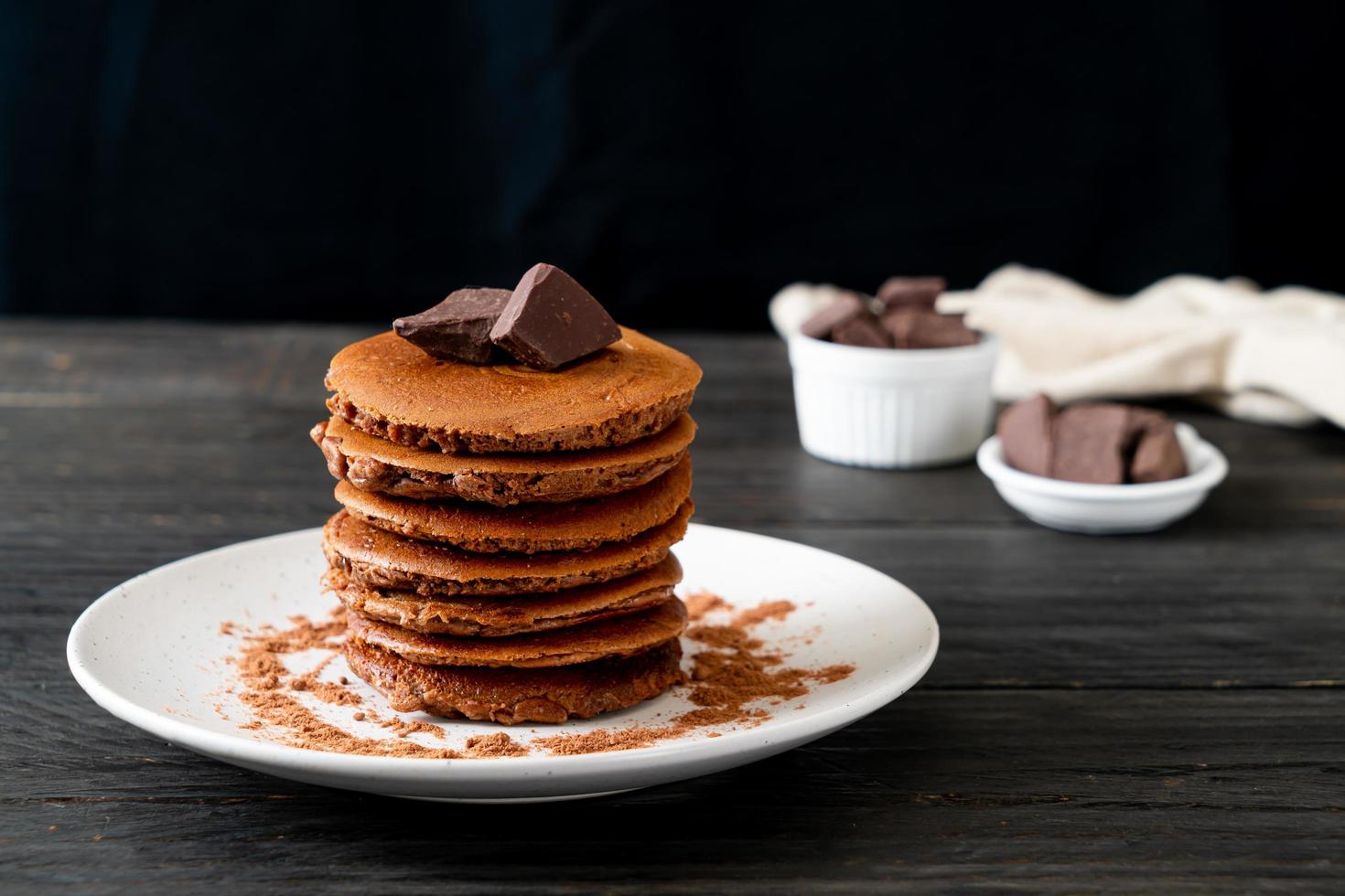 pile de crêpes au chocolat avec de la poudre de chocolat photo