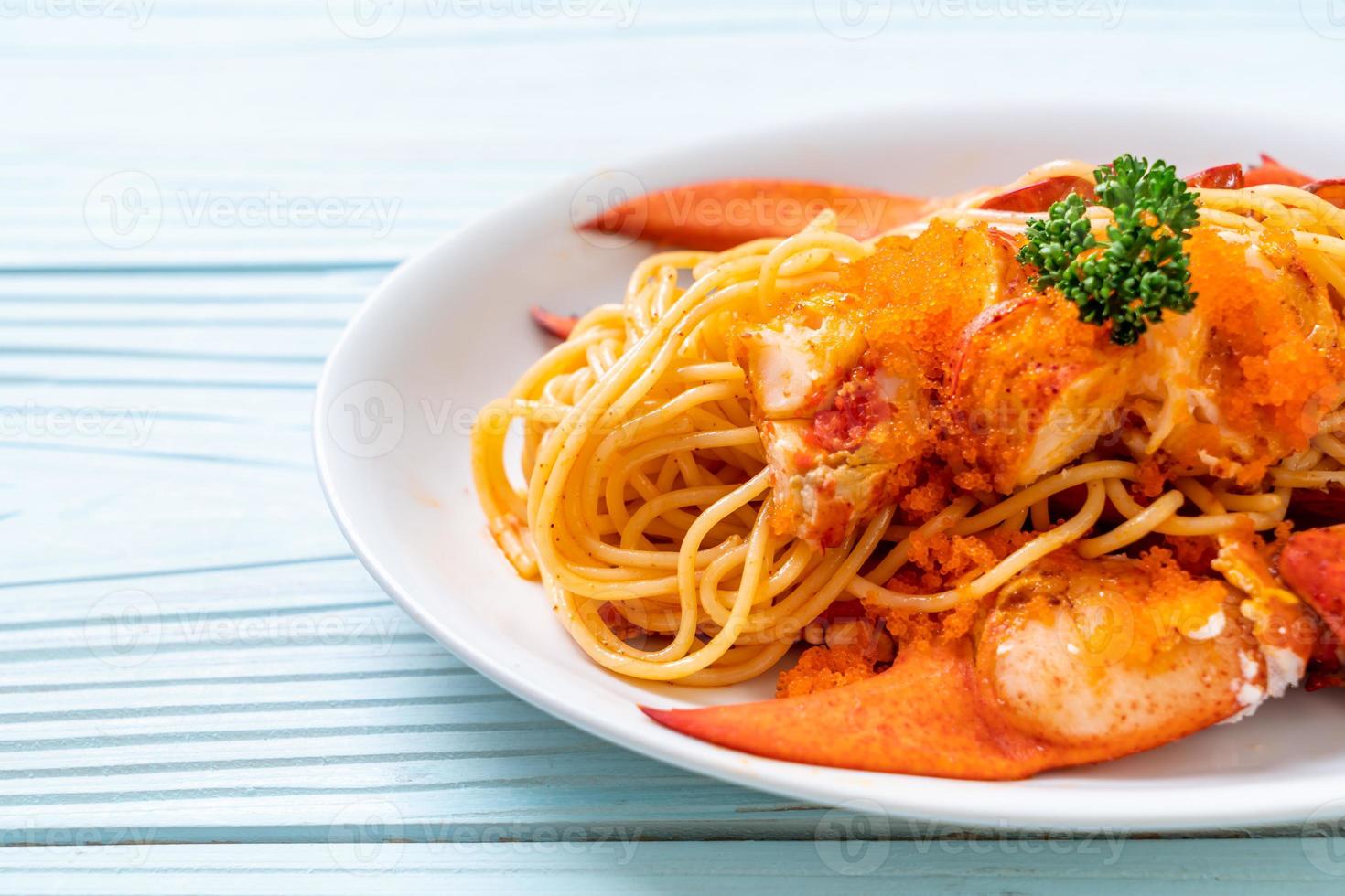 spaghettis de homard avec oeuf de crevettes sur plaque blanche photo