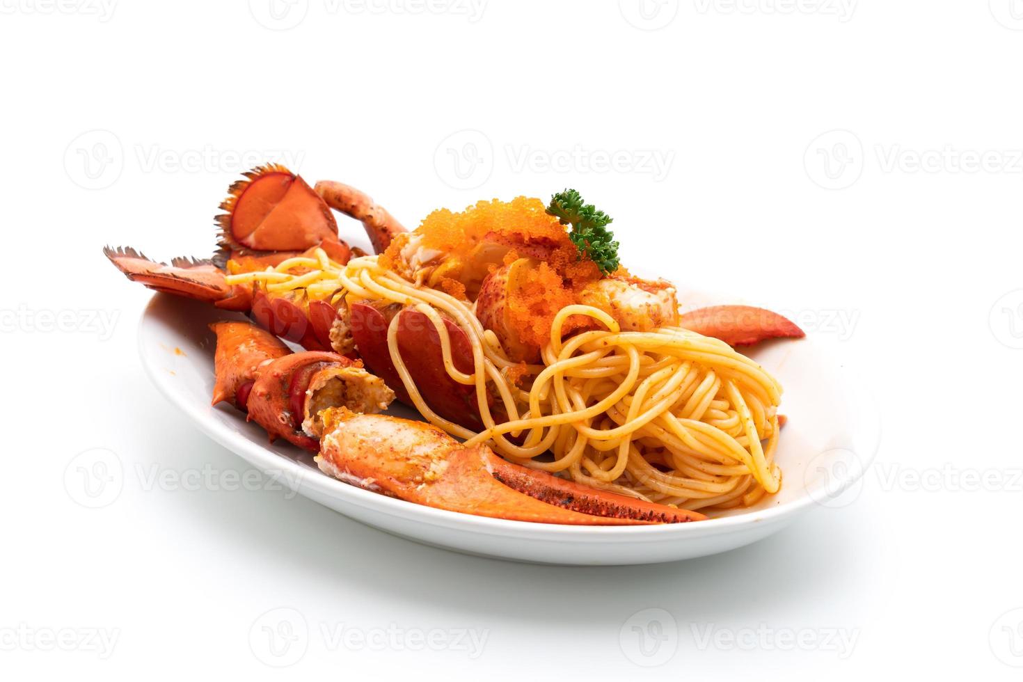 Spaghetti de homard aux oeufs de crevettes isolé sur fond blanc photo