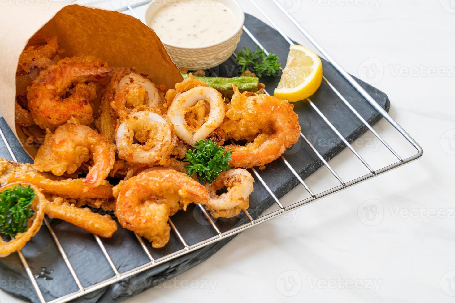 fruits de mer frits, crevettes et calmars avec mélange de légumes - style de nourriture malsaine photo