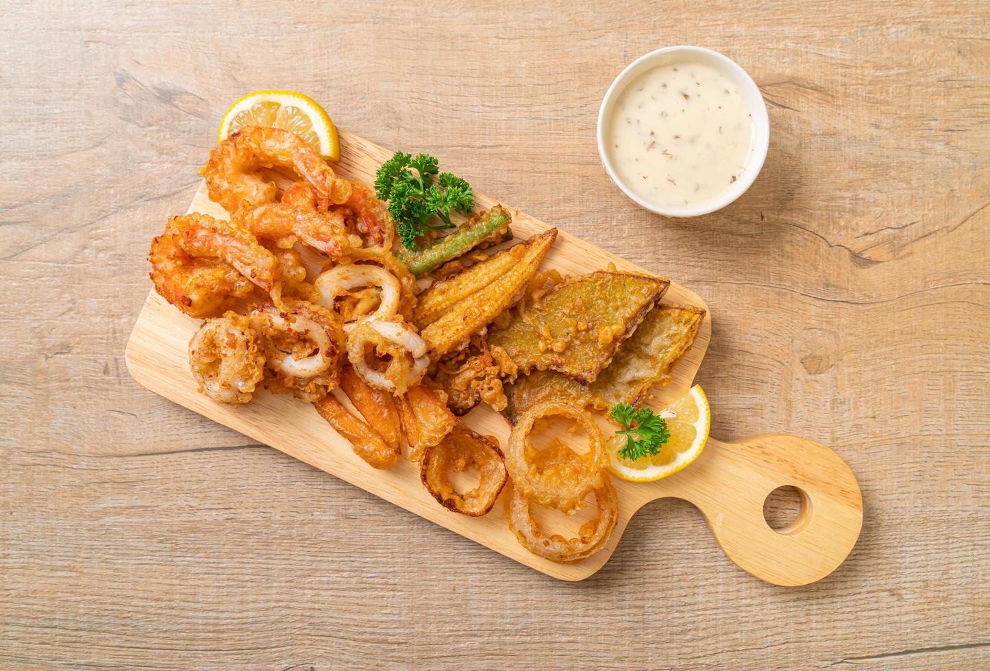 fruits de mer frits, crevettes et calmars avec mélange de légumes - style de nourriture malsaine photo