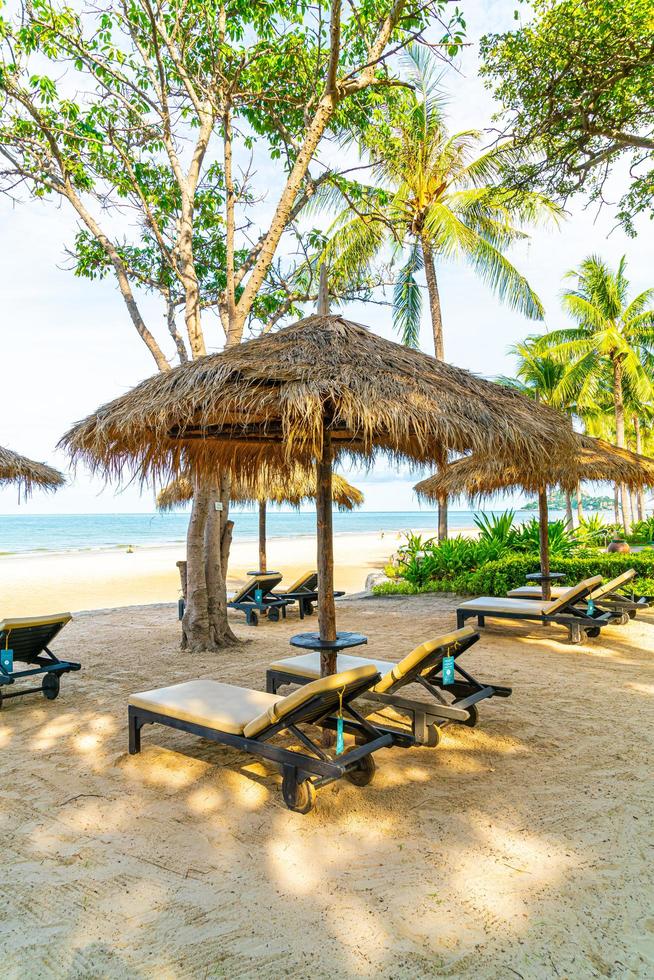 chaises de plage et parasols avec fond de plage océan mer photo