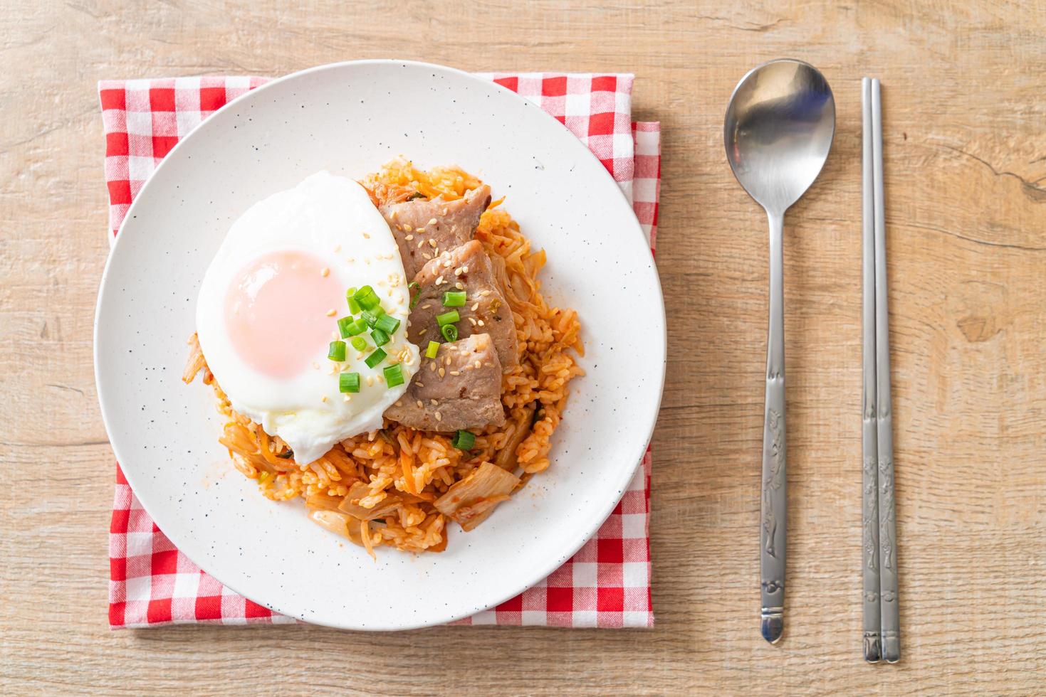 riz frit au kimchi avec œuf frit et porc photo