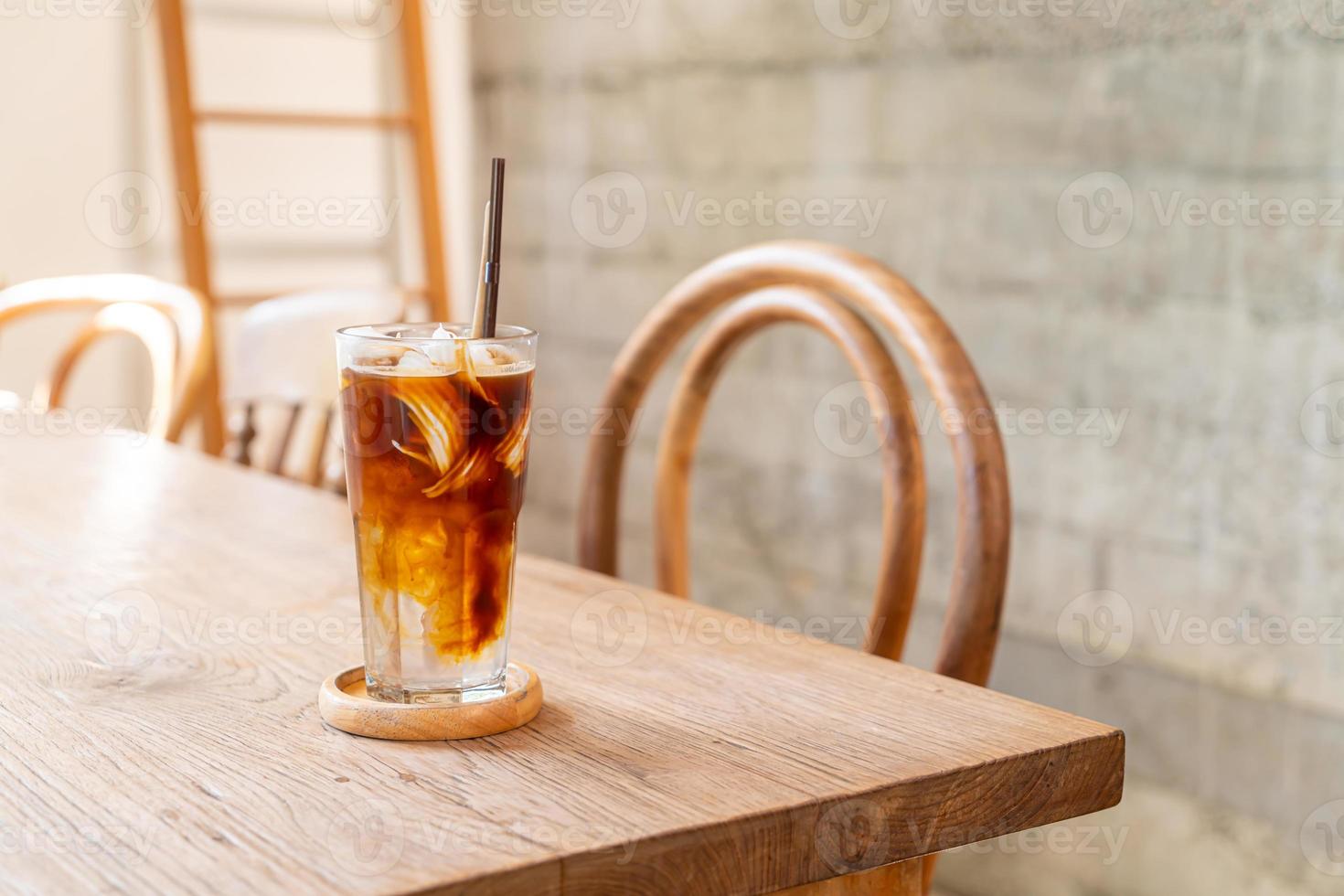 café expresso avec jus de noix de coco dans un café-restaurant photo