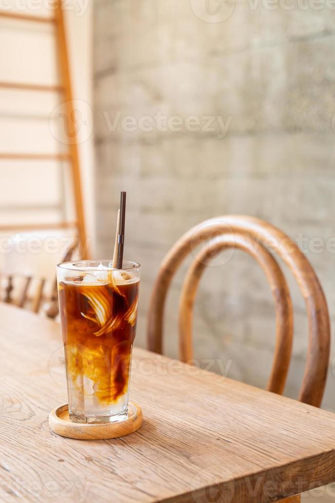 café expresso avec jus de noix de coco dans un café-restaurant photo