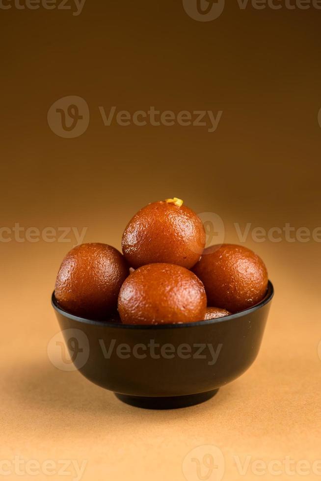 gulab jamun dans un bol. dessert indien ou plat sucré. photo