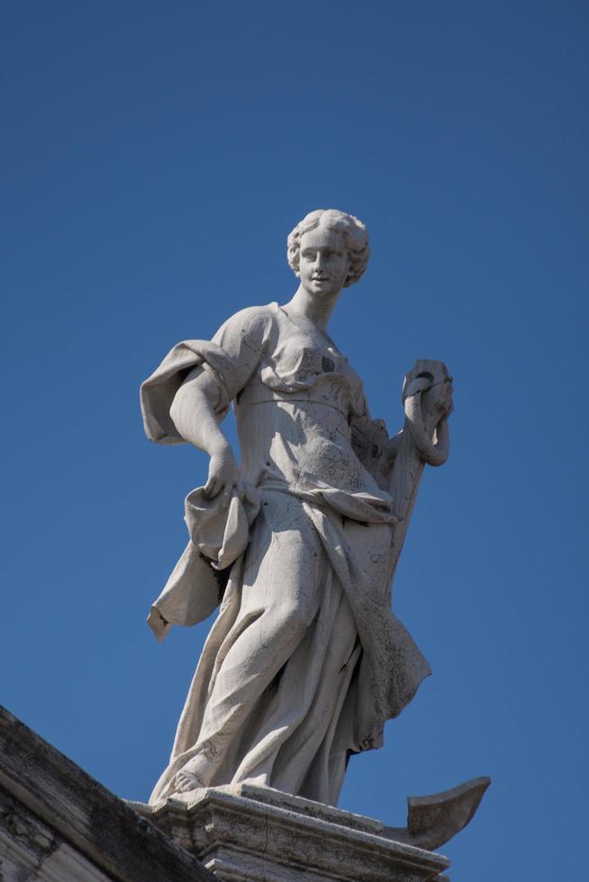 statues sur l'église san stae, église san eustachio, à venise, italie 2019 photo