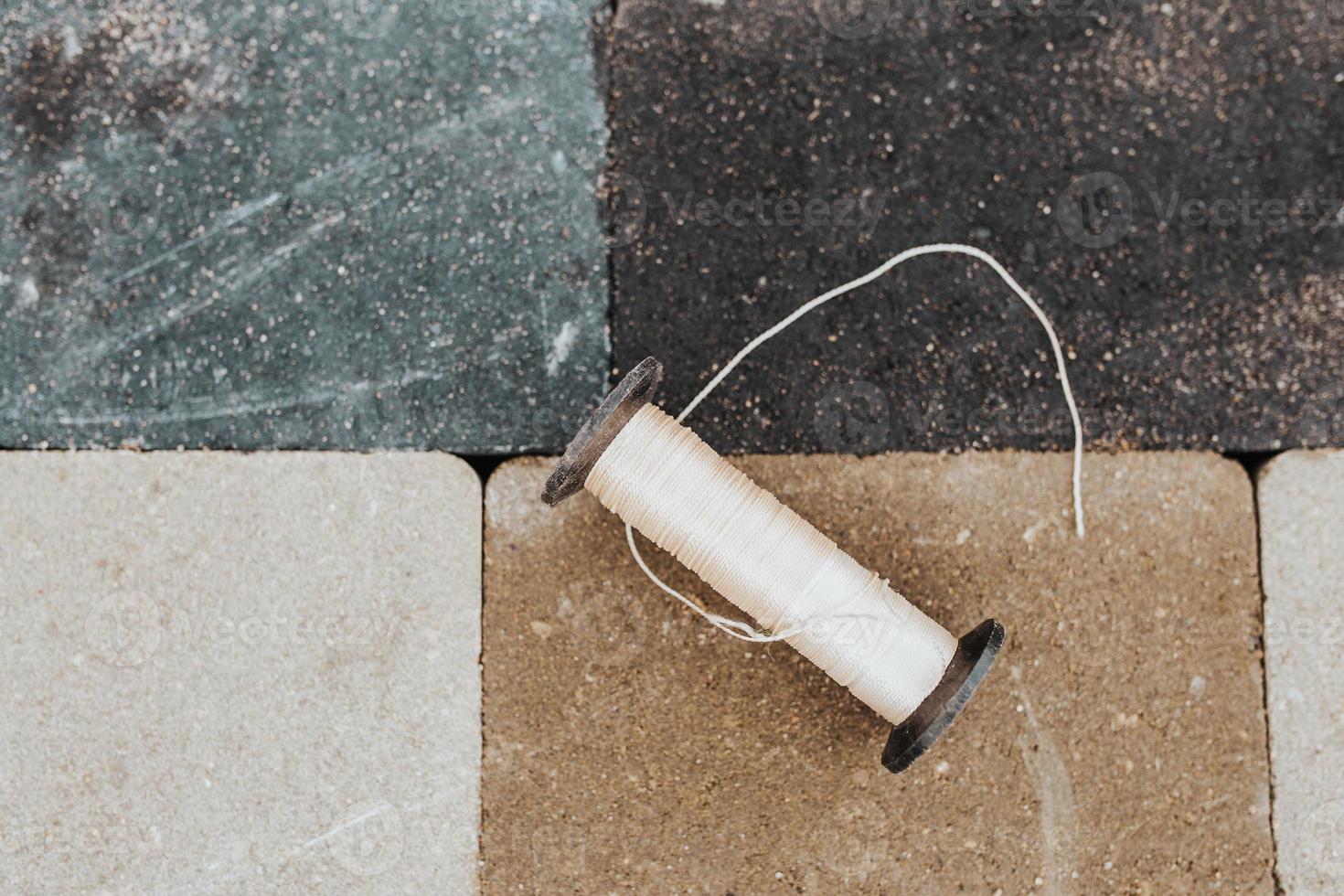 outils pour la pose et l'installation de dalles de pavage - truelle à corde et maillet en caoutchouc photo