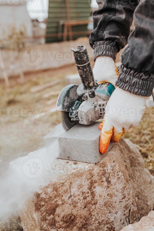 pose professionnelle de carrelage sur colle - travaux de finition extérieure de haute qualité photo