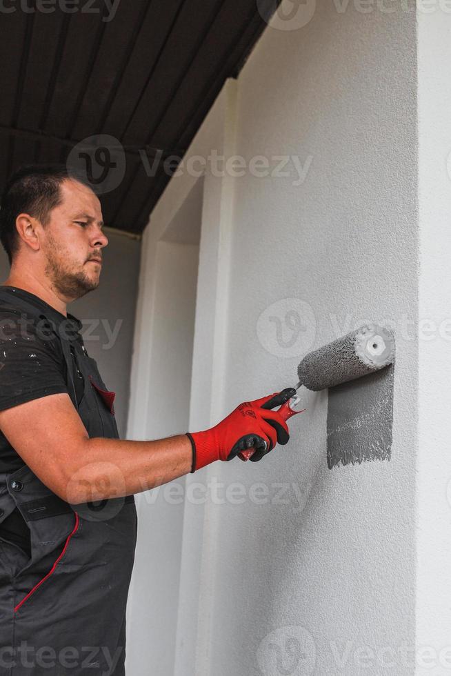 un homme construit une maison pour une famille - murs de maçonnerie - logements de banlieue photo