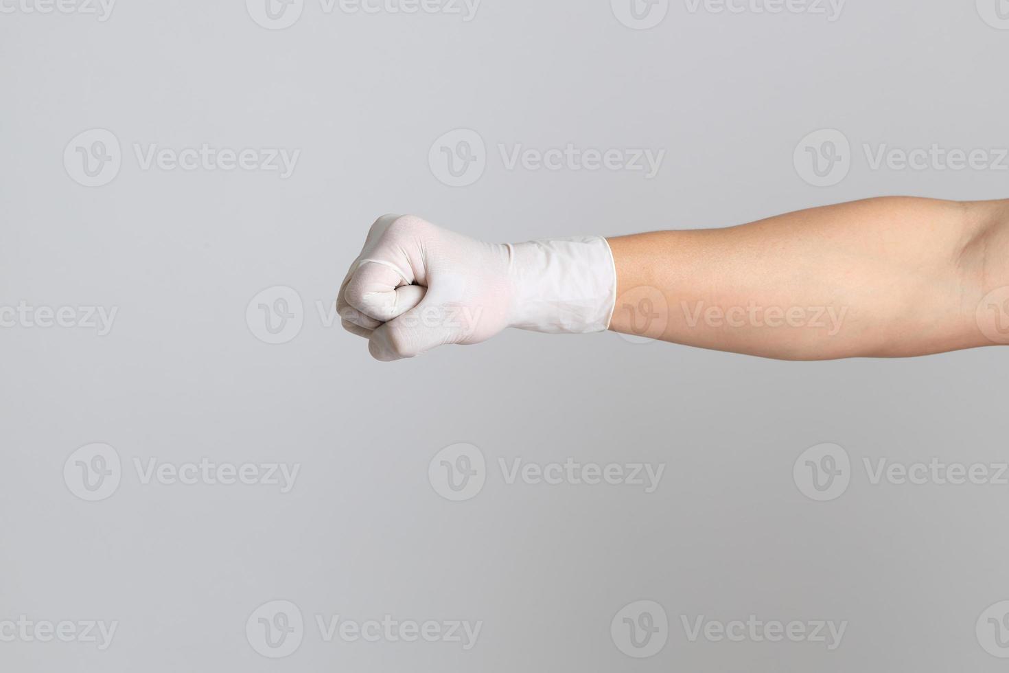 main avec des gants médicaux photo