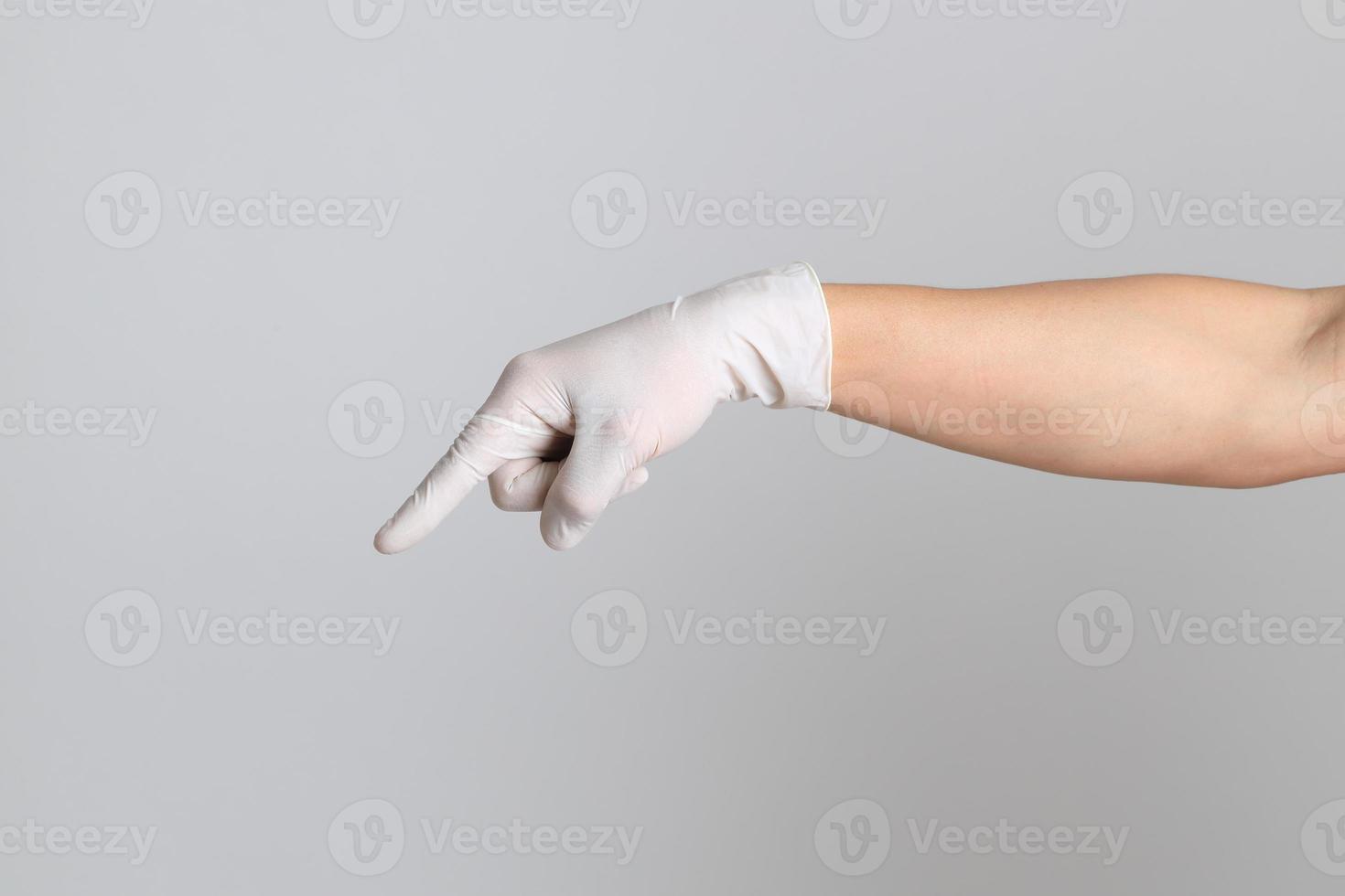 main avec des gants médicaux photo