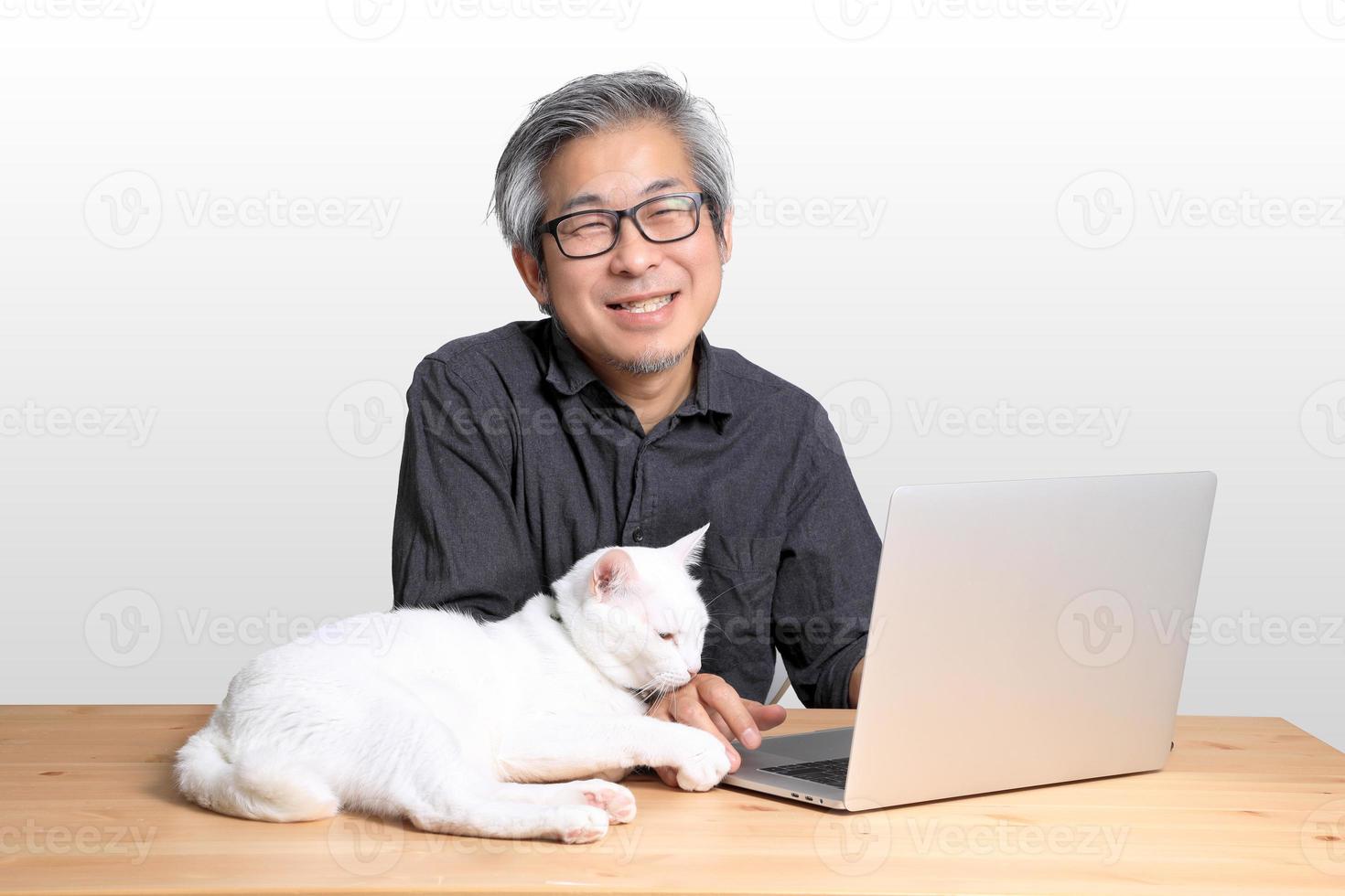 homme asiatique assis photo