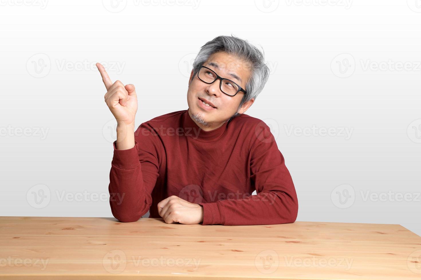 homme asiatique au bureau photo