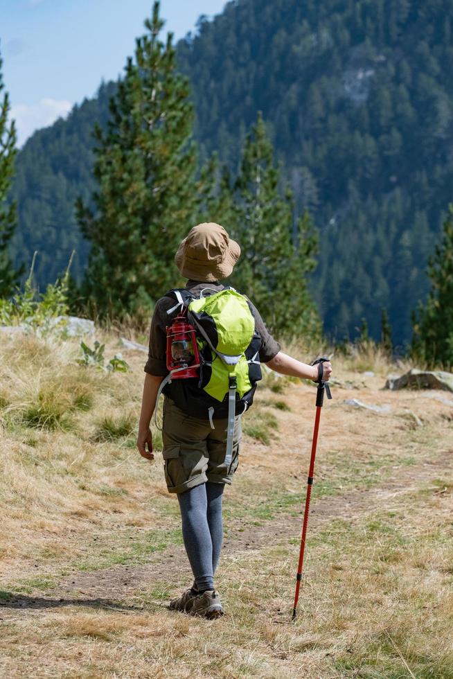 jeune femme voyageur avec sac à dos dans les montagnes photo