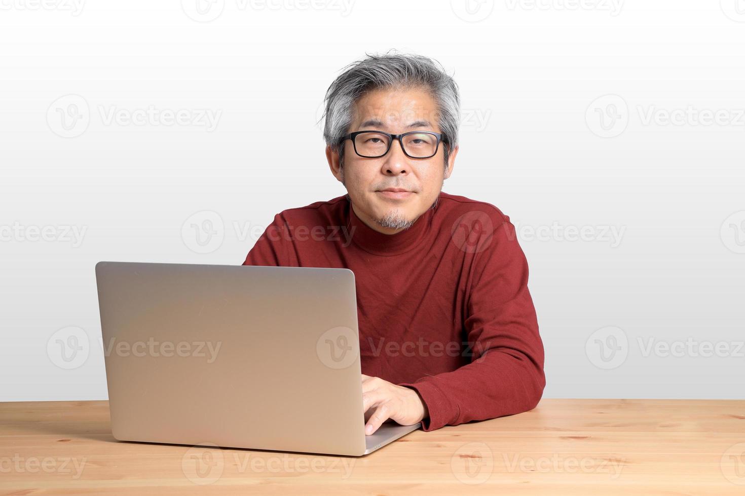 homme asiatique au bureau photo