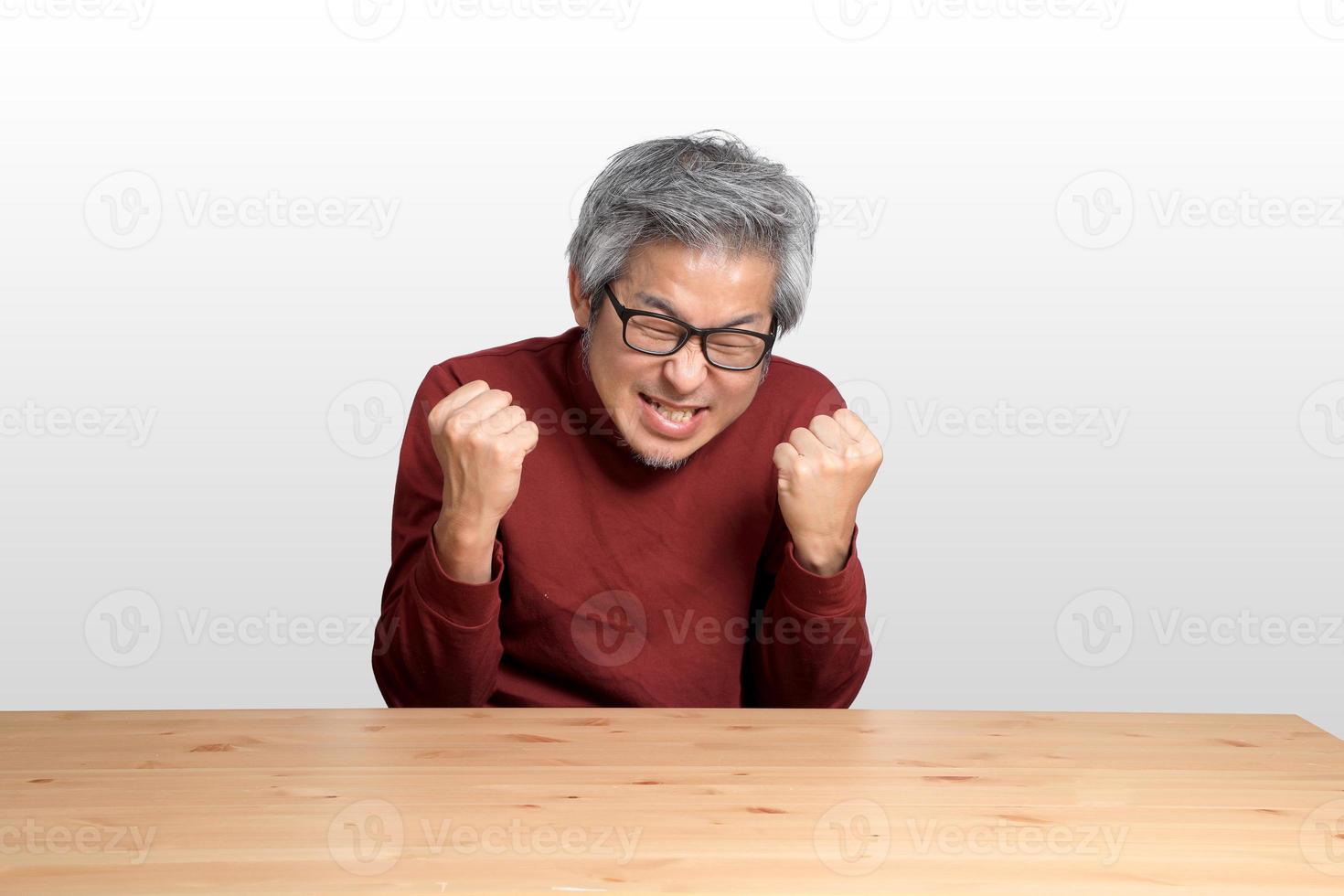 homme asiatique au bureau photo